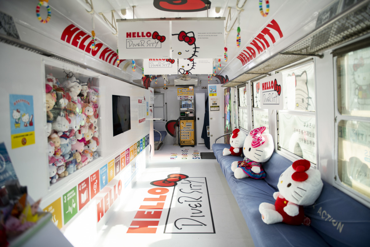 ハチ公前広場の観光案内所もキティちゃん一色に！HELLO KITTY CHANNEL