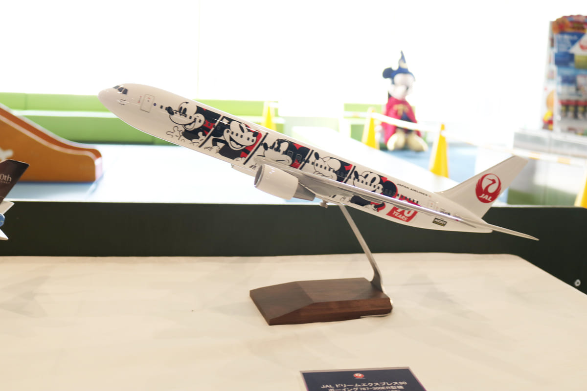 ディズニー映画『ファンタジア』の特別塗装飛行機！「JAL DREAM
