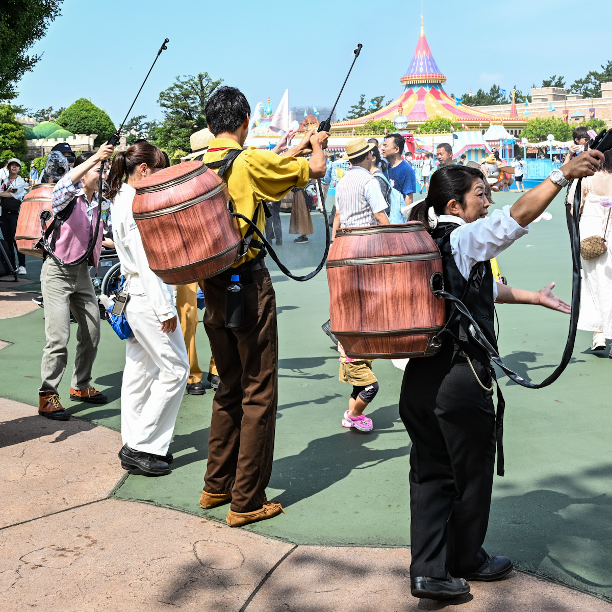 樽を背負ったキャストのクールミスト演出！東京ディズニーリゾート