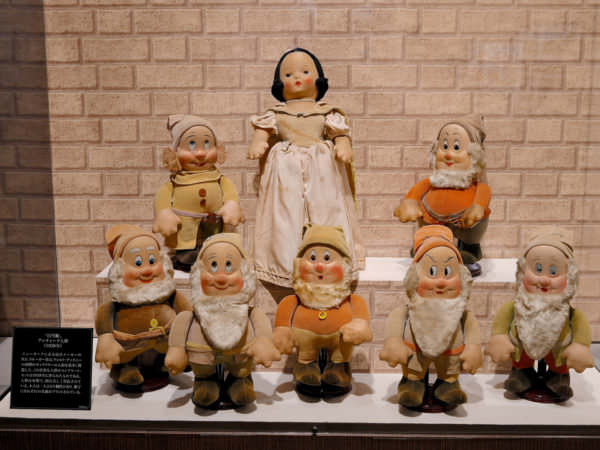 1983年に作られた白雪姫とこびとたちの人形　©Disney
