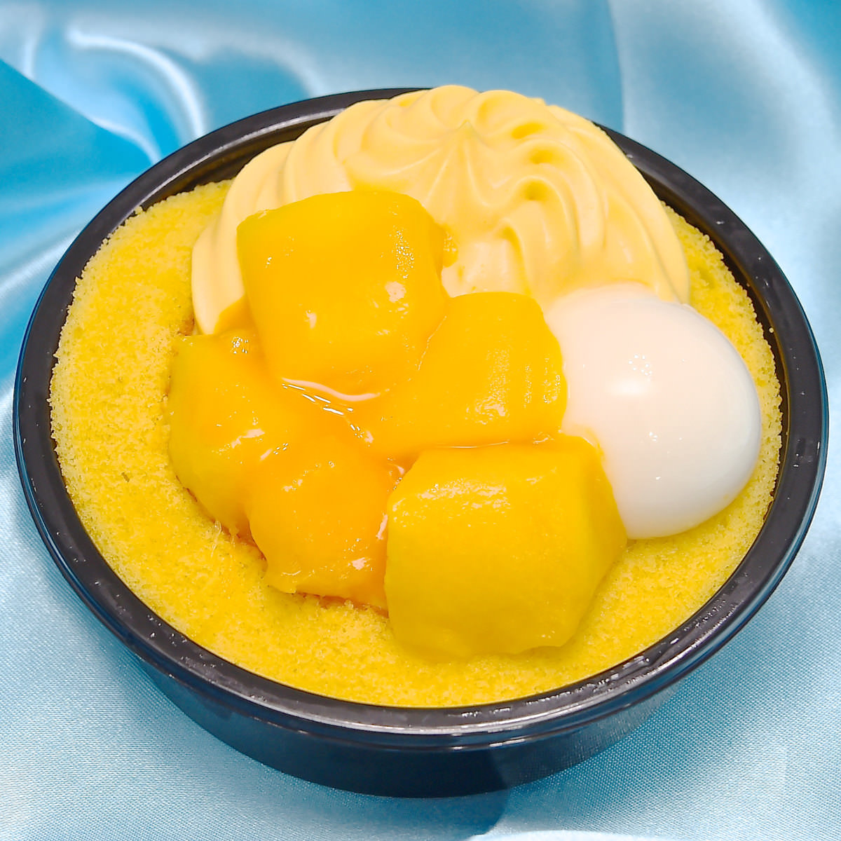ローソン「Uchi Café SWEETS×ICE MONSTERマンゴーのロールケーキ」