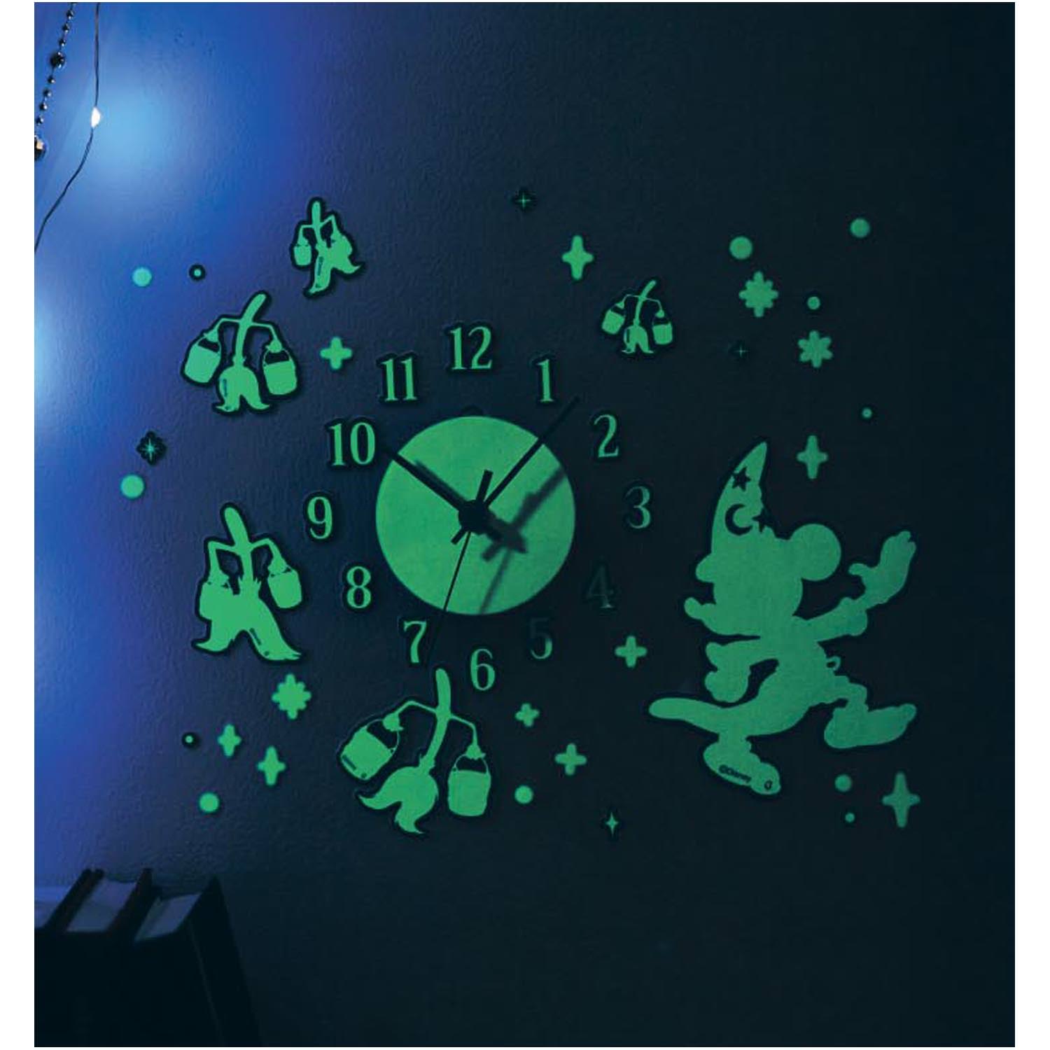 夜になると ファンタジア の世界が広がる ベルメゾン ディズニーデザイン 好きな場所に貼れる蓄光時計 Dtimes