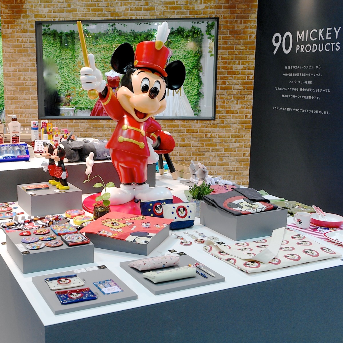 90周年にむけ歴代デザイングッズが集合 Disney Expo Japan 18 ミッキーマウス デザインアイテム Dtimes