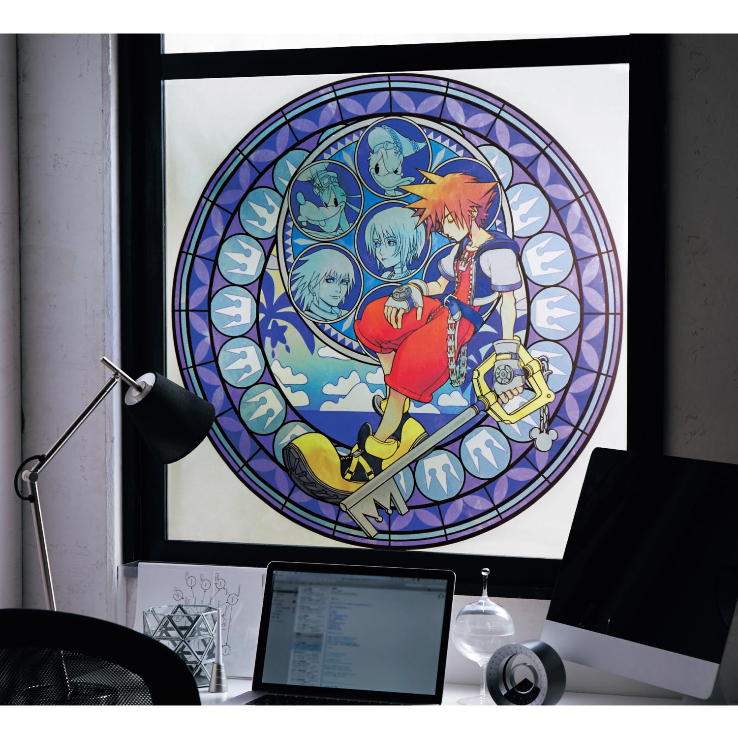 キングダム ハーツの透明感のあるイラストが美しい ベルメゾン ディズニー アクリル時計 ステンドグラス風窓飾りシート Dtimes
