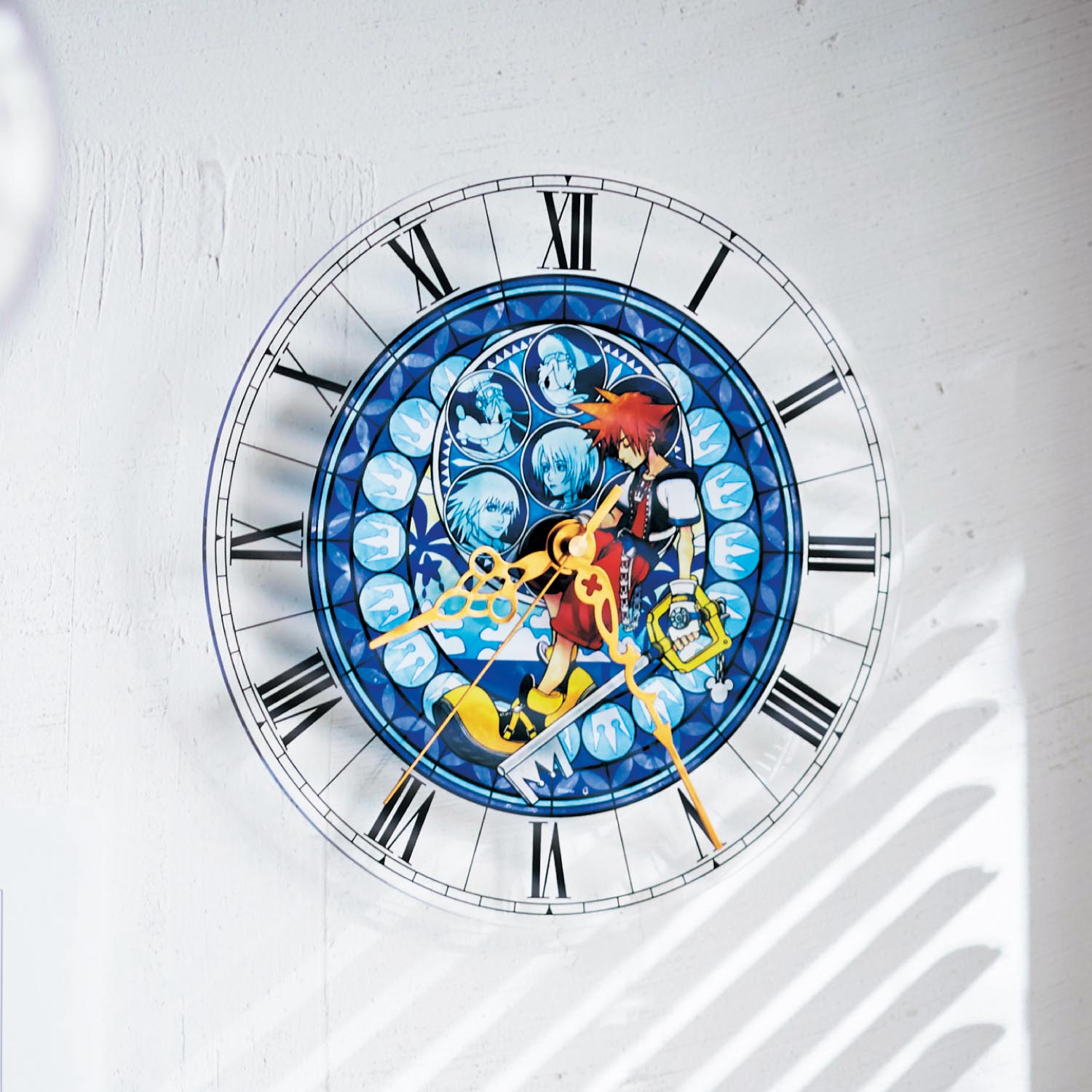 キングダム ハーツの透明感のあるイラストが美しい ベルメゾン ディズニー アクリル時計 ステンドグラス風窓飾りシート Dtimes