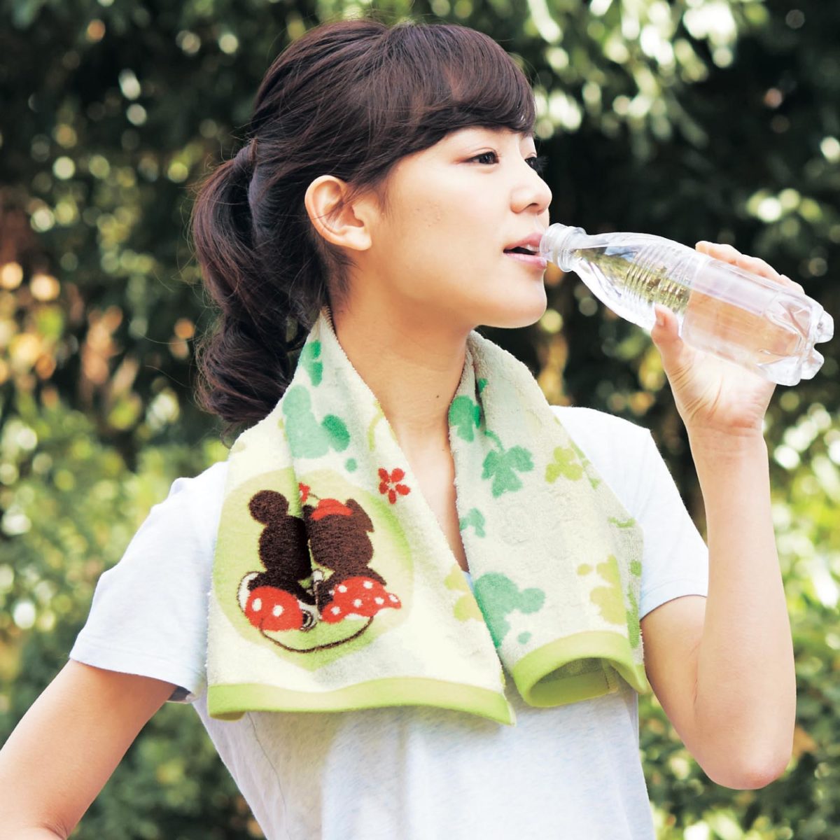持ち運びにもうれしいさらっと薄手のデザインタオル