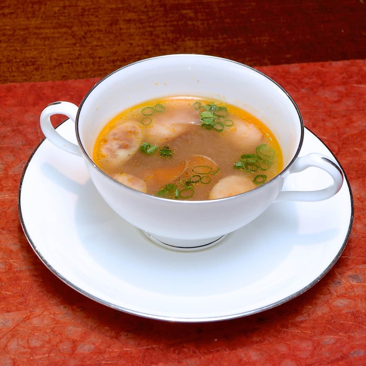 新玉葱と新じゃが、ソーセージのスープ　カレー風味