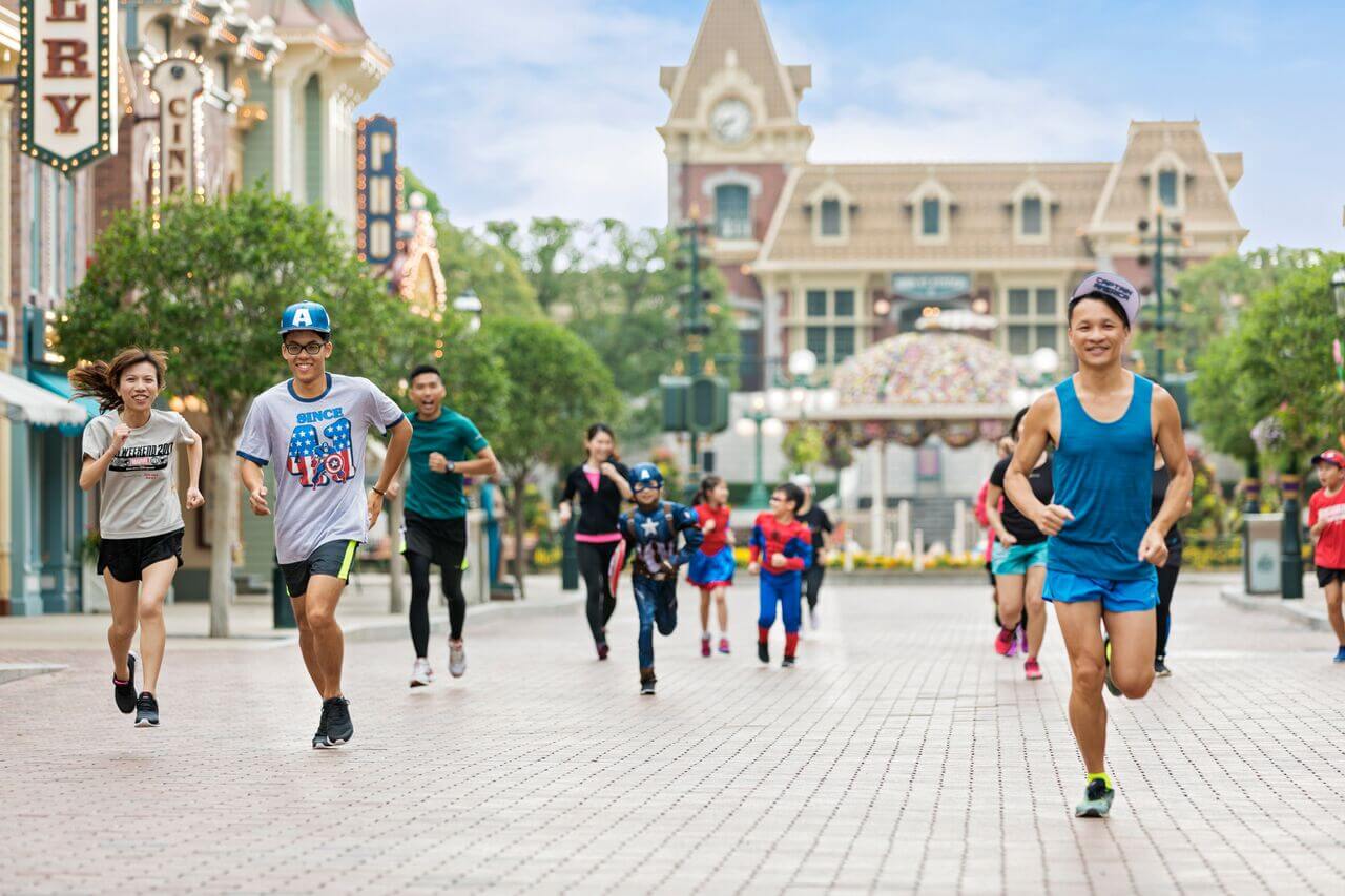 ディズニーやピクサーの仲間たちと一緒にパークでマラソン！香港 