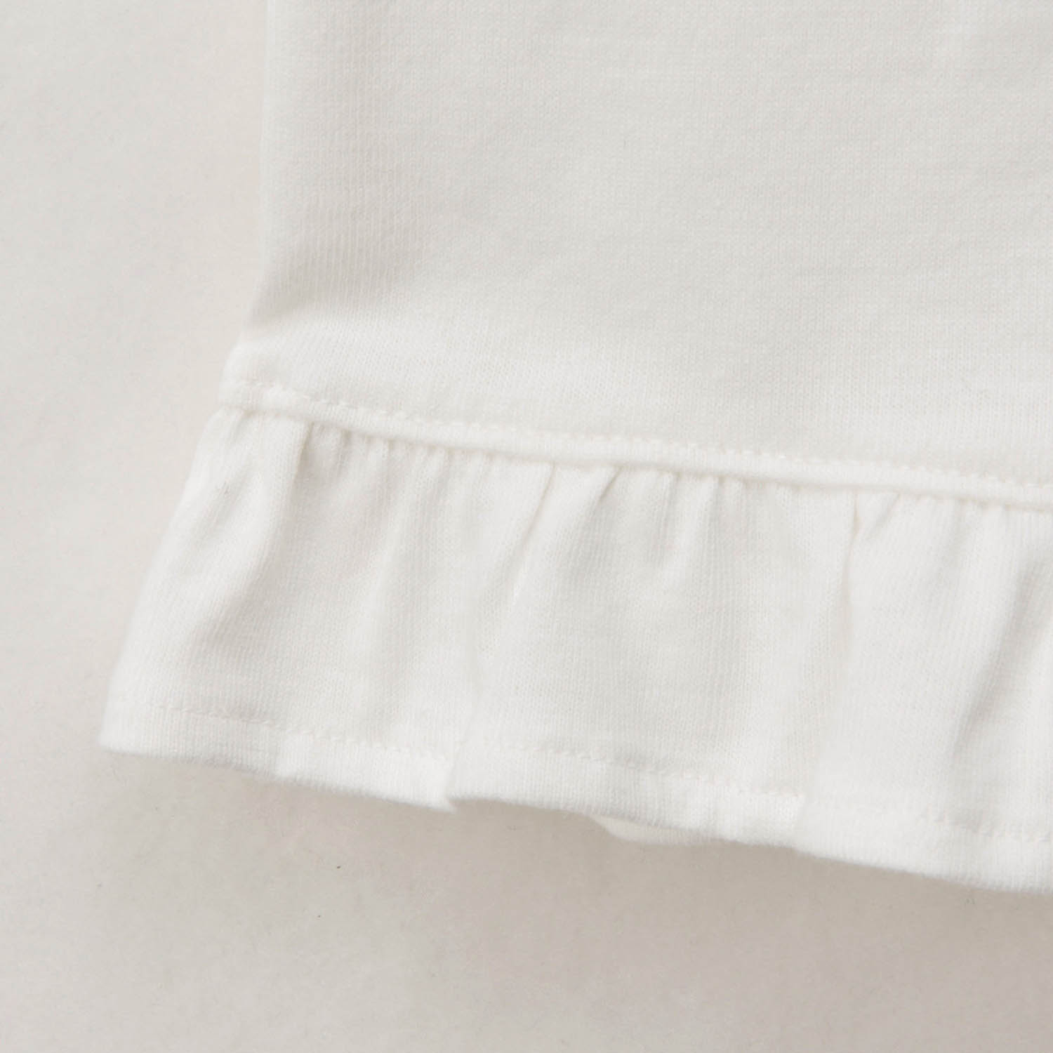 名札付けワッペン付き裾フリルパフ袖Ｔシャツ　フリル
