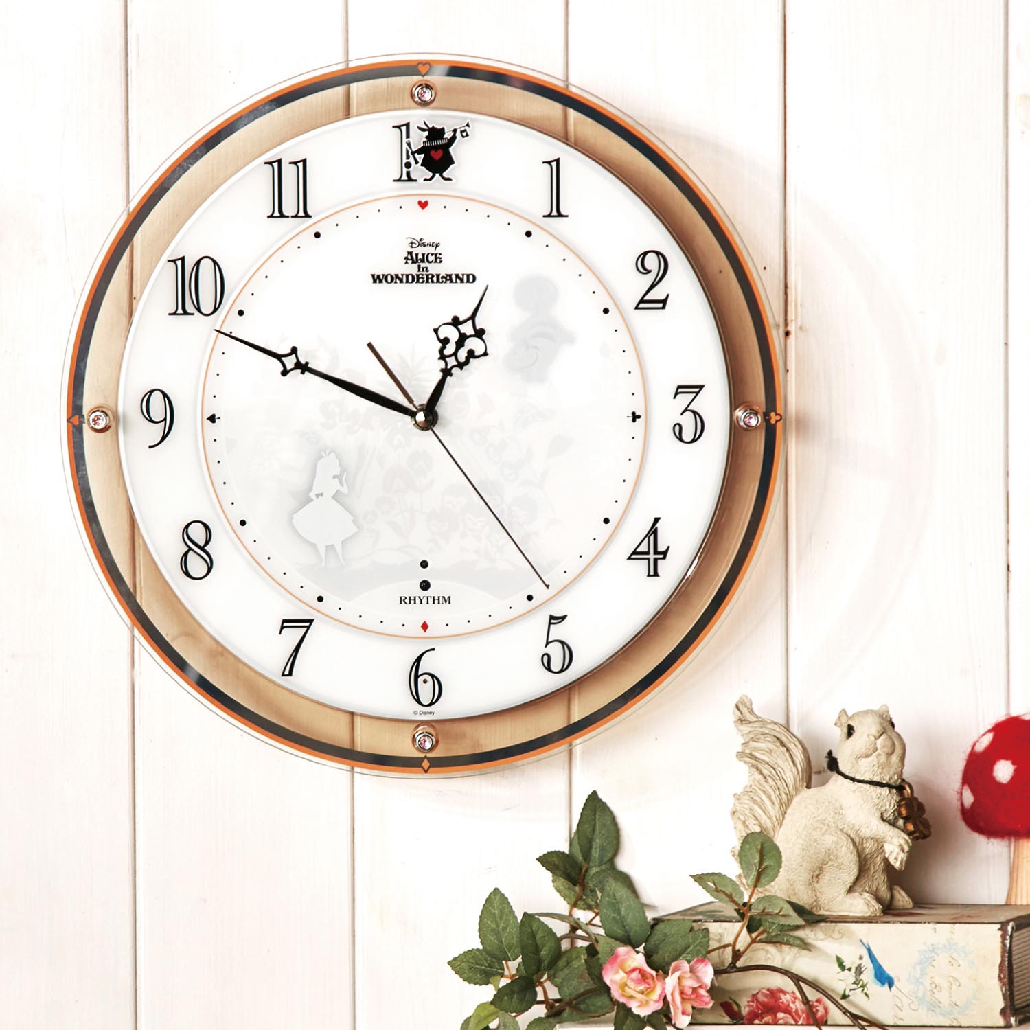 ティンカー ベルとアリスのエレガントな時計 リズム時計工業 ディズニーデザイン クリスタルモチーフの電波壁掛け時計 Dtimes