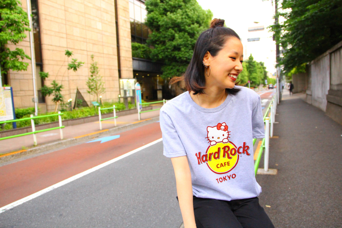 「ハードロックカフェ」×「ハローキティ」コラボレーションTシャツ「 Unisex Hello Kitty Logo Tee-Grey」