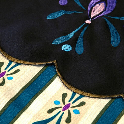 刺繍とプリントのドレスイメージカーテン　素材アップ
