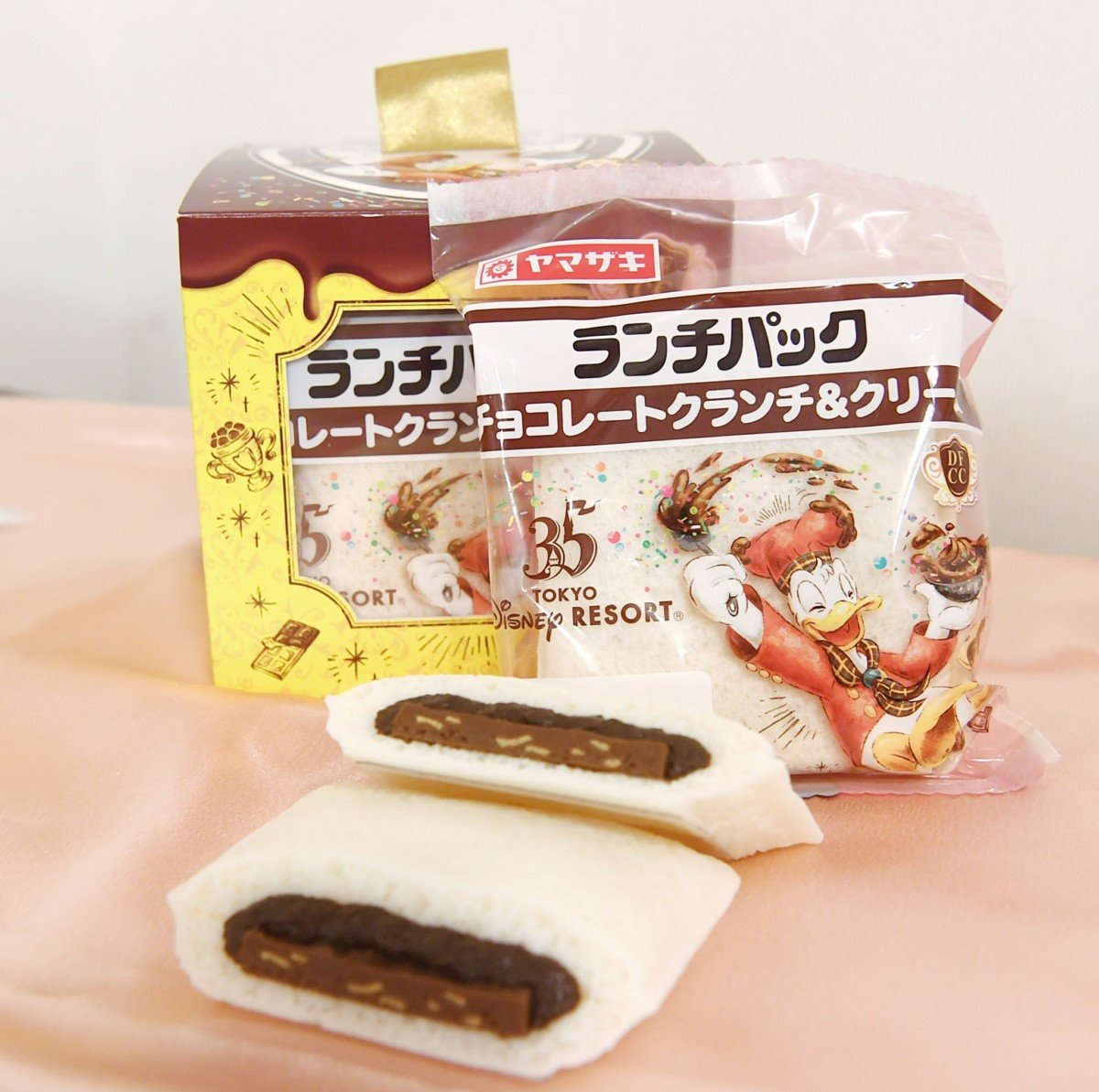 東京ディズニーランド限定ランチパック「チョコレートクランチ＆クリーム」