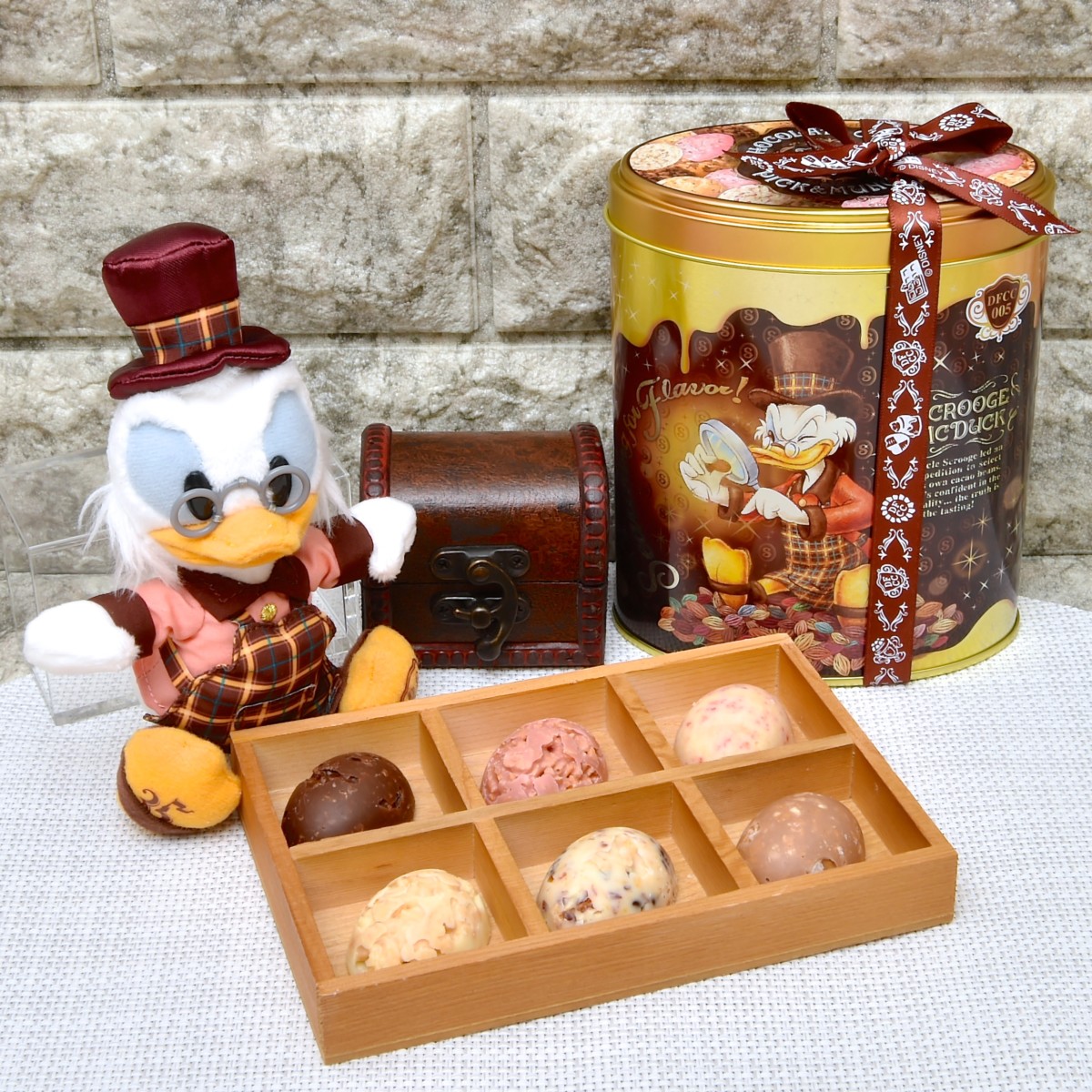 東京ディズニーランド35周年「チョコレートクランチ」スクルージデザイン缶＆ぬいぐるみバッジ