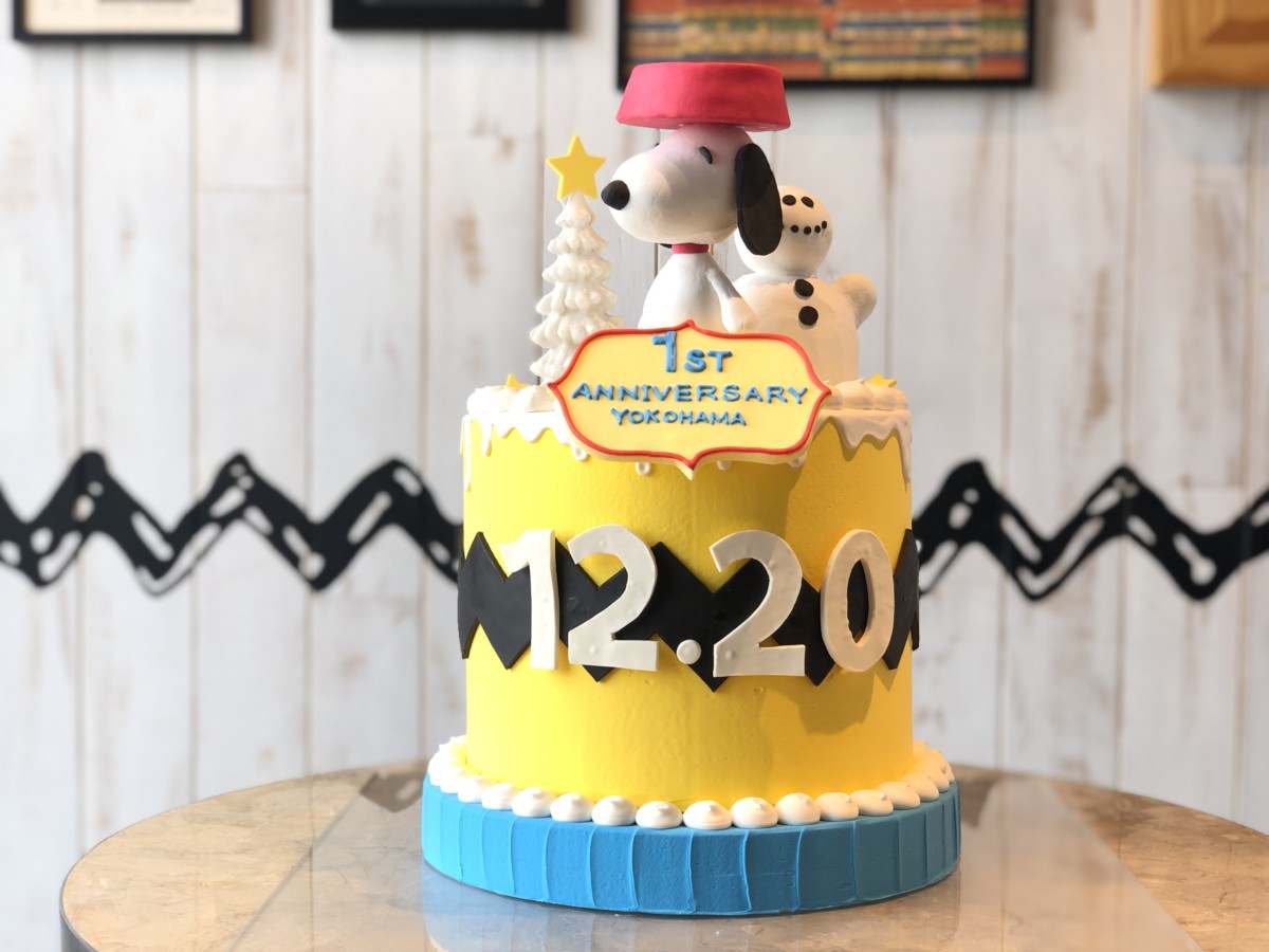 フォトジェニックなスヌーピーケーキと記念撮影 Peanuts Diner 横浜 1周年記念ケーキ展示 Dtimes