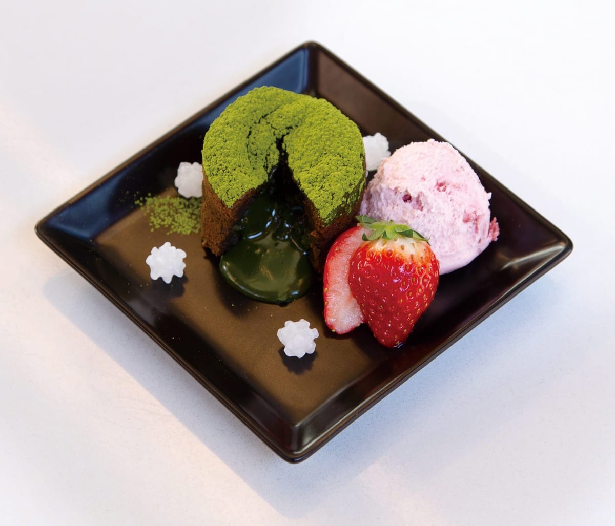 「春はあけぼの」宇治抹茶のフォンダンショコラ 苺氷菓子添え