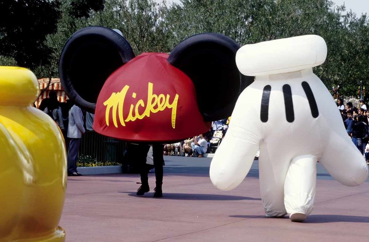 平成7年：ミッキーマウスのキャップやグローブが、パレードに次々と現れた！「ミッキー・マニア・パレード」