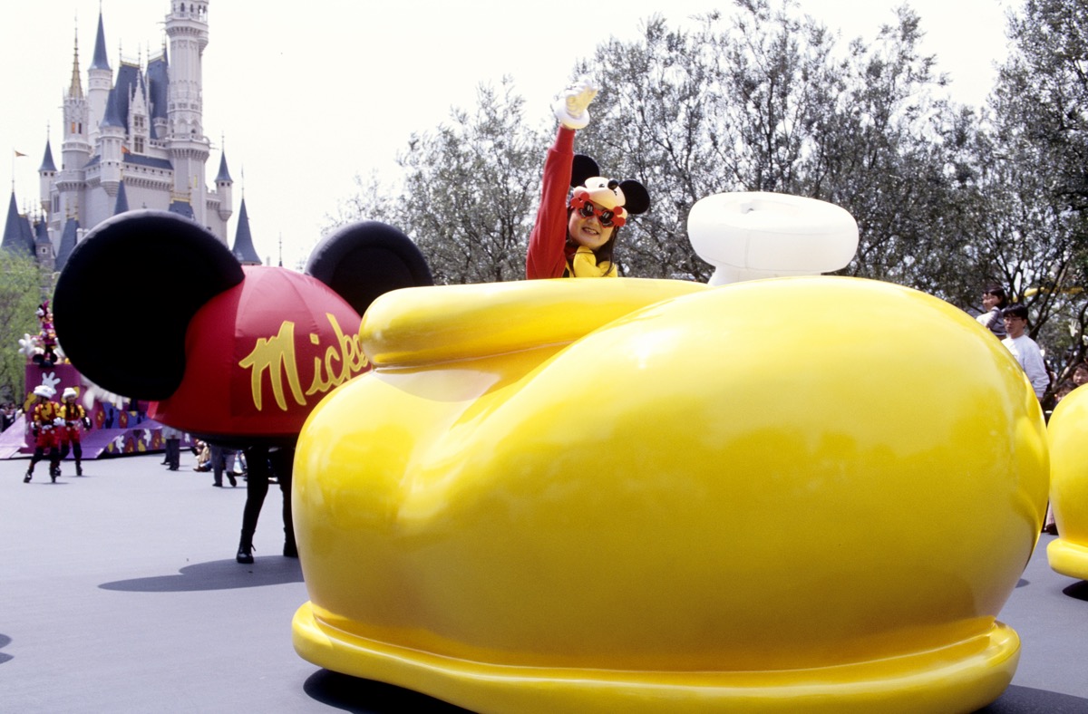 平成7年：ミッキーマウスのキャップやグローブが、パレードに次々と現れた！「ミッキー・マニア・パレード」2