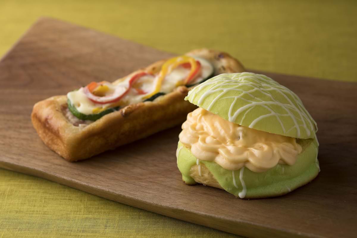 「一」豚ベーコンと野菜のブレッド（写真左）／アクアメロンのクリームパン（写真右）