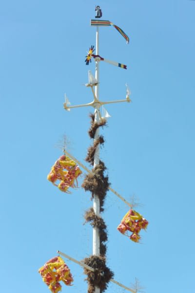 「メッツァのミッドサマー2019」草花で飾られたメイポール