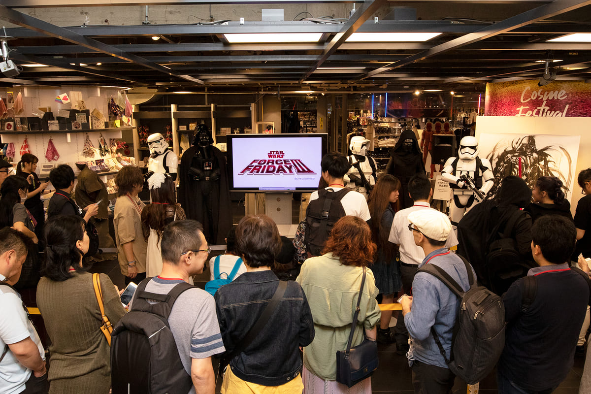 紙吹雪キャノンで解禁をお祝い Star Wars ファンイベント Force Friday Iii Dtimes