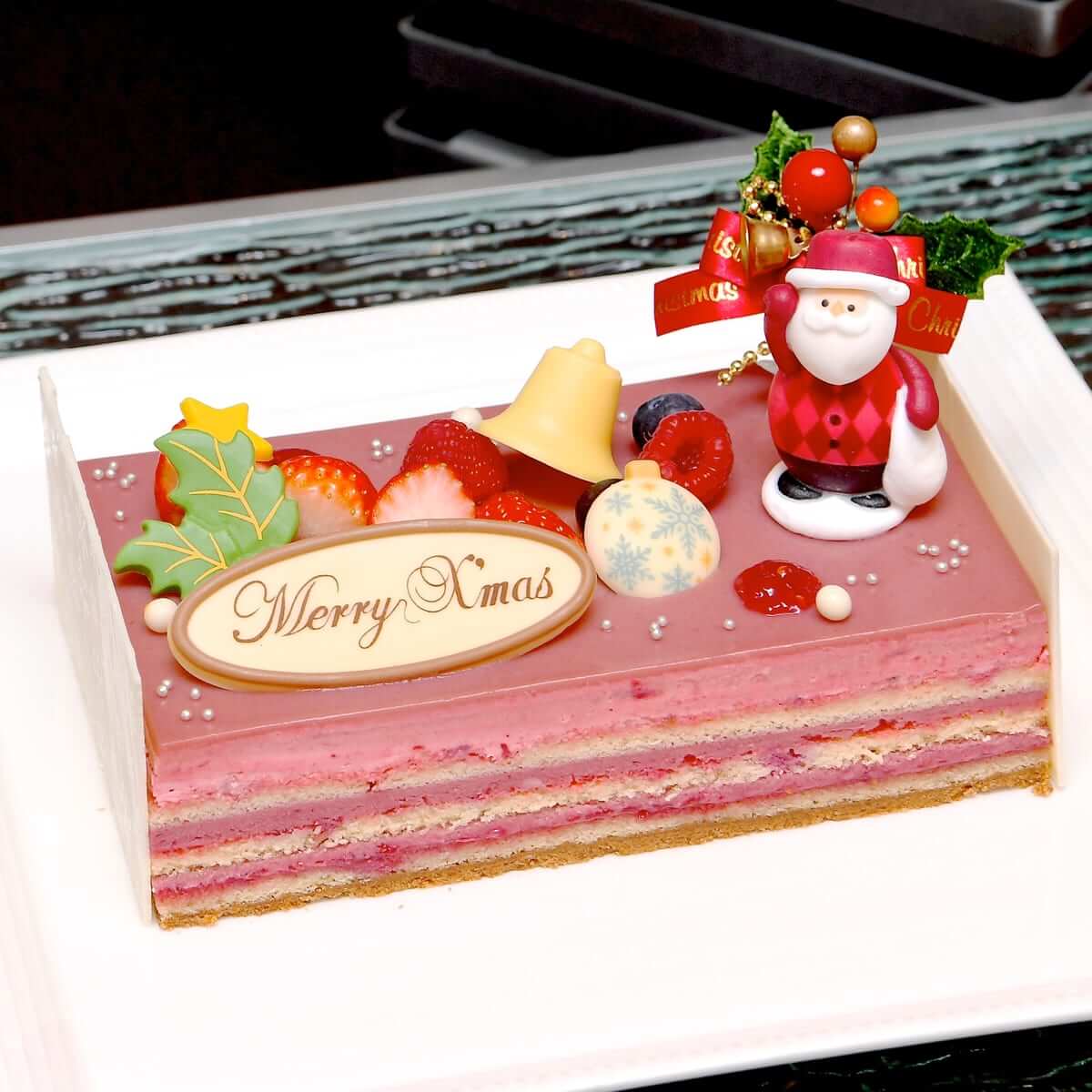 ルビーチョコなどで彩ったケーキ シェラトン グランデ トーキョーベイ ホテル クリスマスケーキコレクション2019 Dtimes