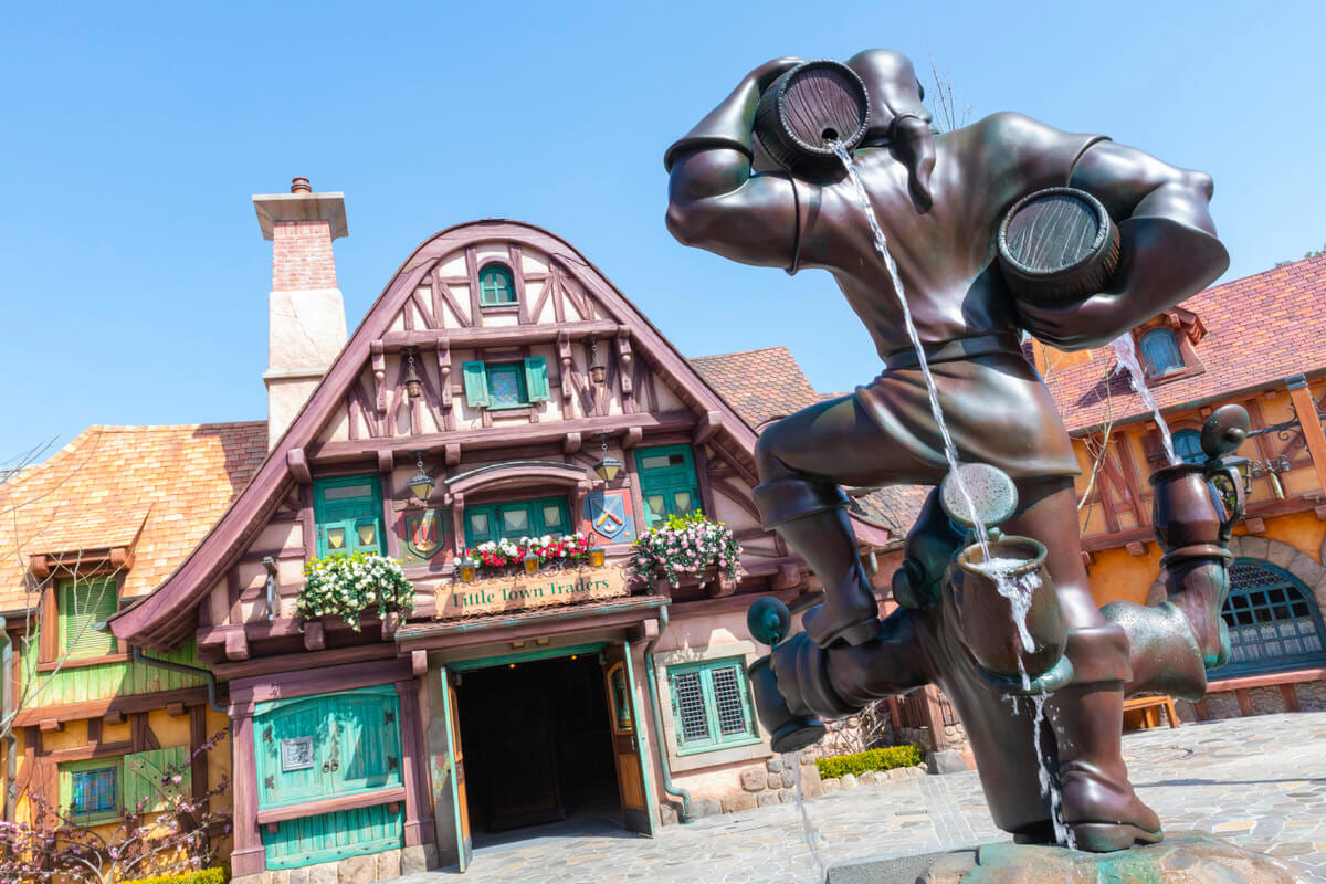 東京ディズニーランド『美女と野獣』エリア「ビレッジショップ」外観2