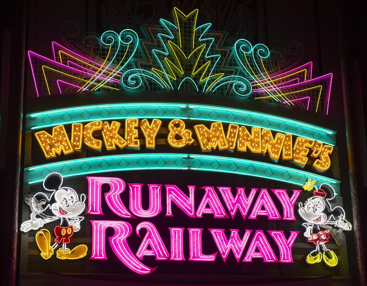 フロリダ ウォルト・ディズニー・ワールド「ディズニー・ハリウッドスタジオ」ミッキーとミニーのランナウェイ・レイルウェイ（Mickey & Minnie’s Runaway Railway）外観2