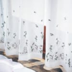 裾の草花刺繍がきれいなボイルカーテン