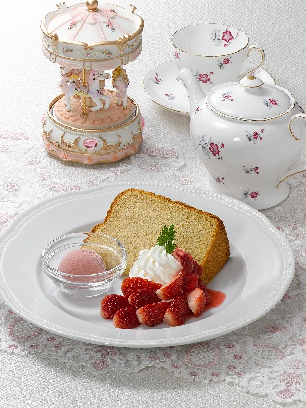 紅茶のシフォンケーキ ～苺のソルベ添え～