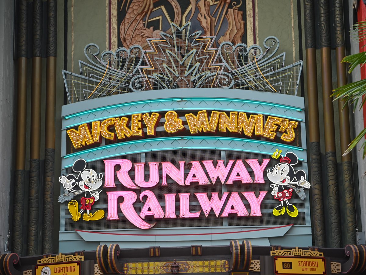ミッキーとミニーのランナウェイ・レイルウェイ（Mickey & Minnie’s Runaway Railway）看板