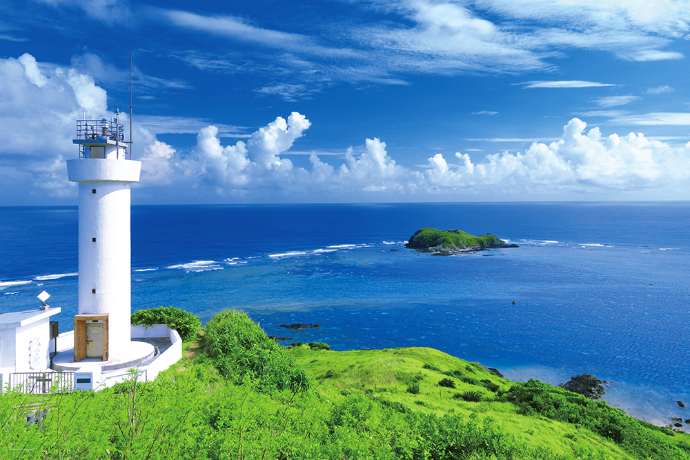 サンゴ礁と白亜の灯台（沖縄）