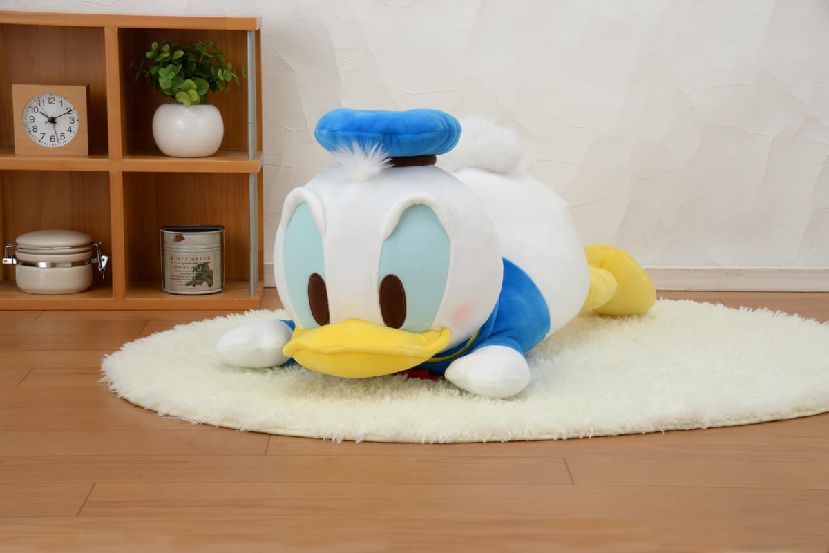 ドナルドダック　赤いほっぺ　メガジャンボもちもち生地寝そべりぬいぐるみ