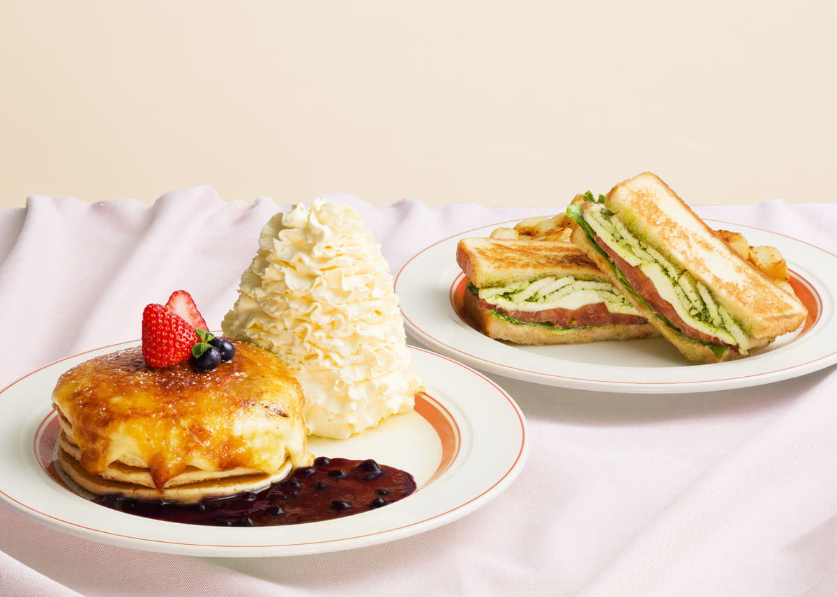 Eggs ’n Things　「クリームチーズのブリュレパンケーキ」「モッツァレラチーズとバジルチキンのホットサンド」