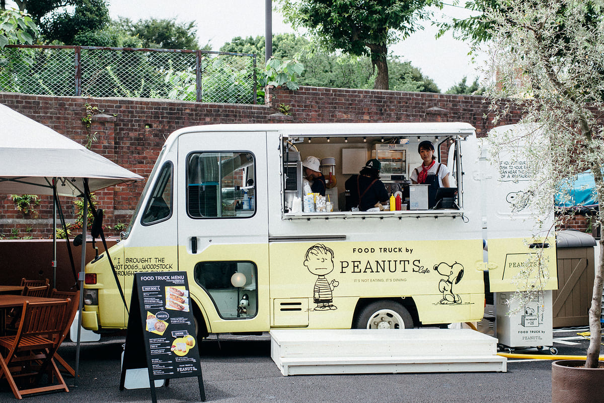 大阪・梅田のエスト通り「PEANUTS Cafe」フードトラック