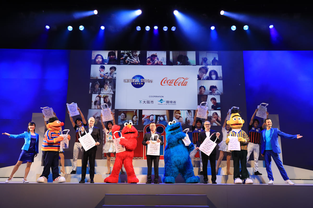 エルモやクッキーモンスターも登場 ユニバーサル スタジオ ジャパン X コカ コーラ リサイクル啓発イベント Dtimes