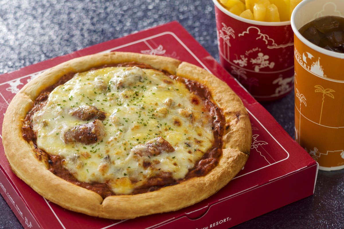 東京ディズニーシー「セバスチャンのカリプソキッチン」ソーセージとミートソースのピザ