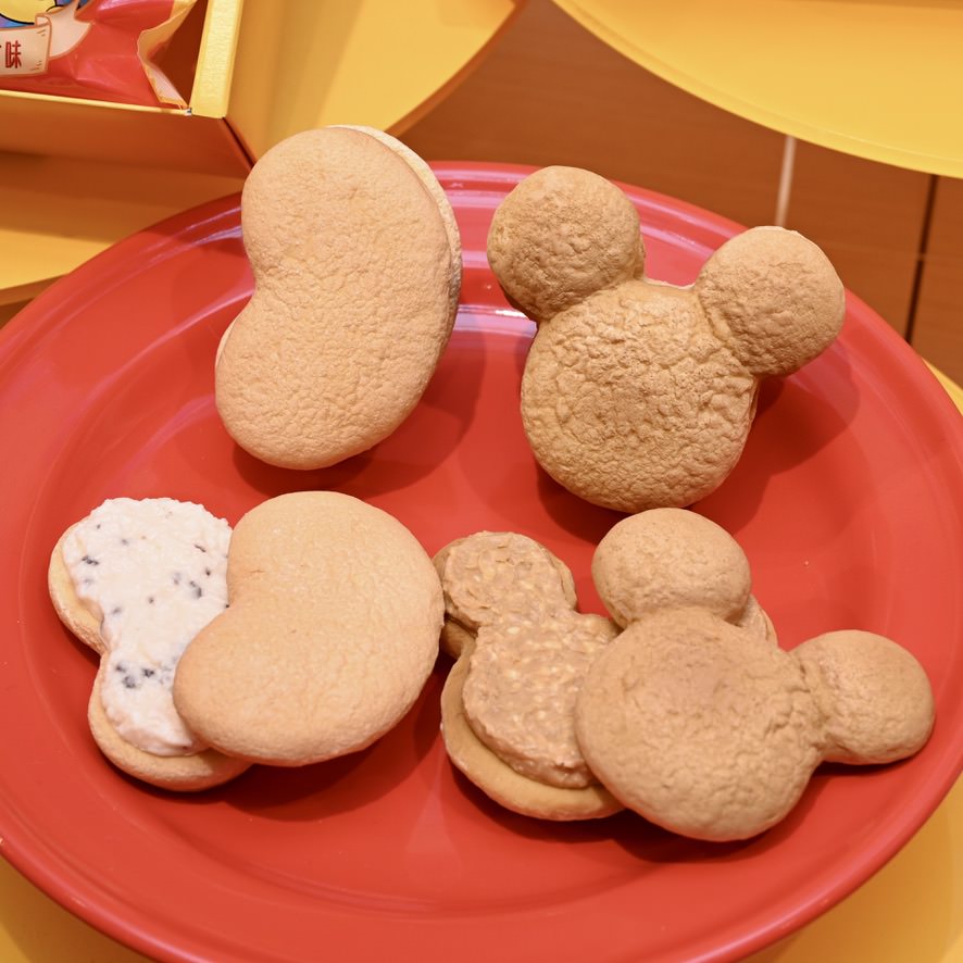 Disney SWEETS COLLECTION by 東京ばな奈『ミッキーマウス/パンケーキサンド「見ぃつけたっ」』商品写真