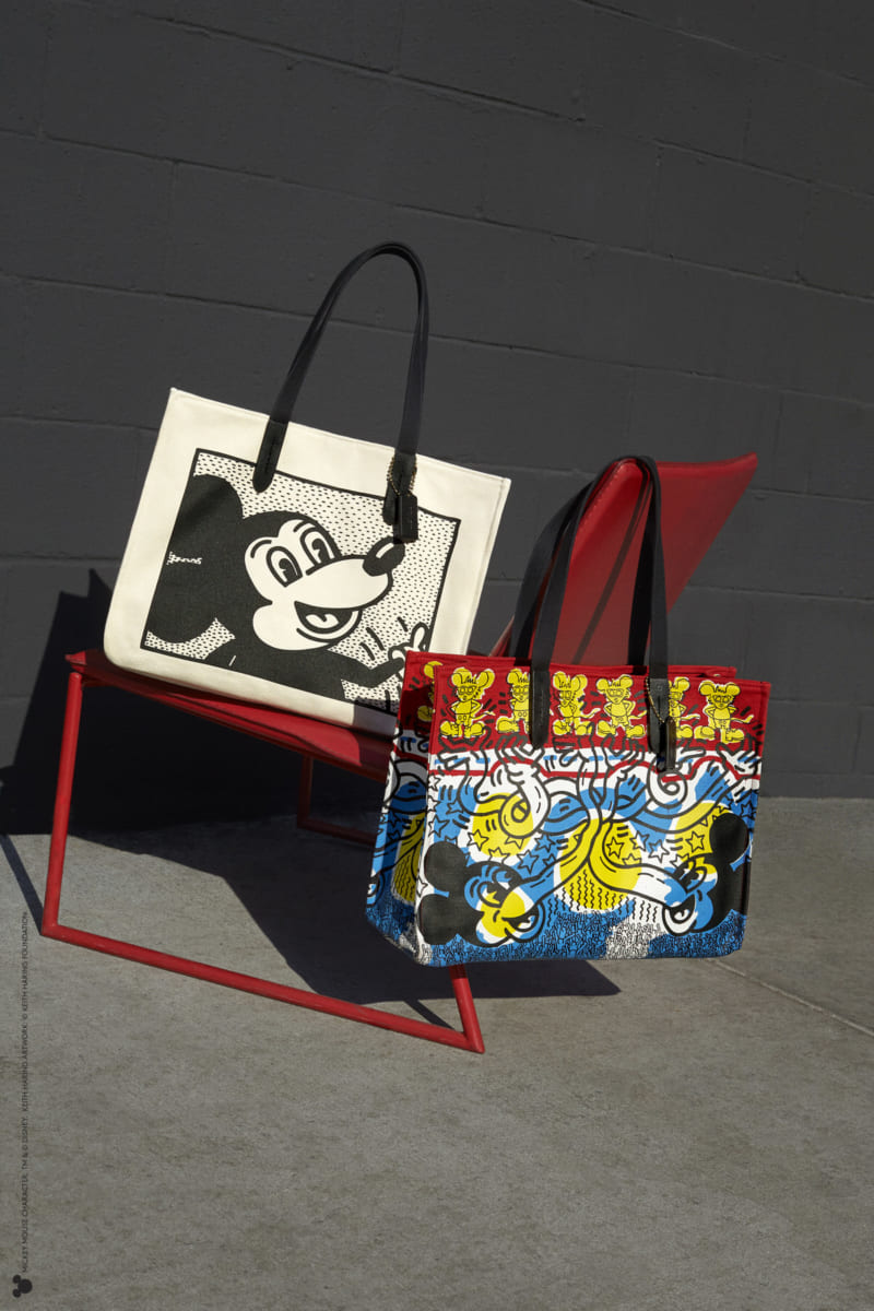 ミッキーの耳を大胆にあしらったバッグも コーチ ディズニー ミッキーマウス X Keith Haring コレクション Dtimes