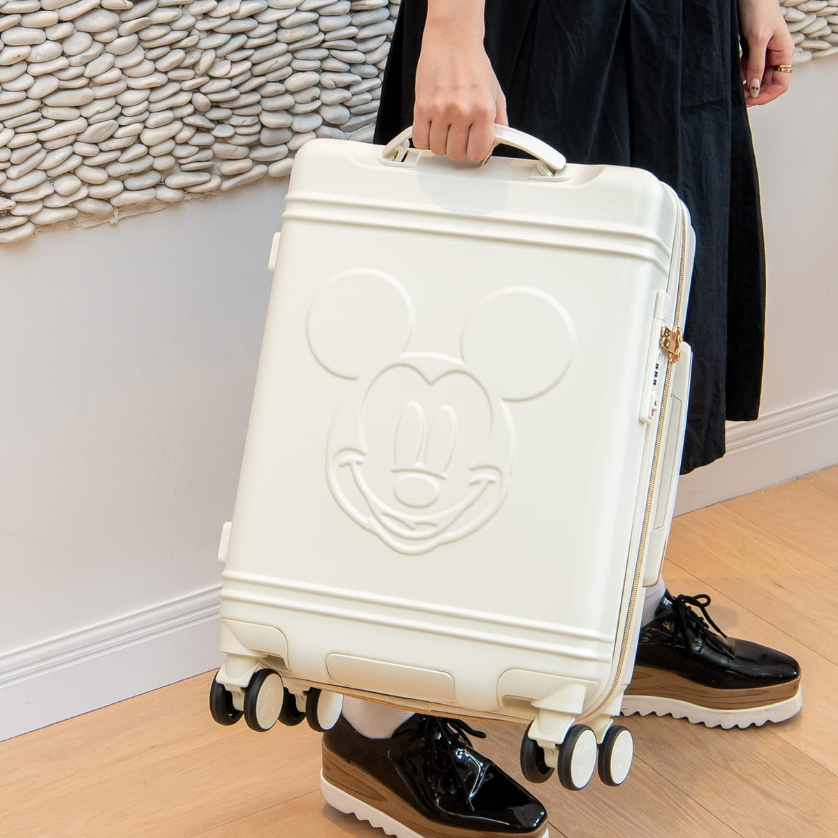 シフレ ディズニー「ミッキーマウス」スーツケース　使用イメージ
