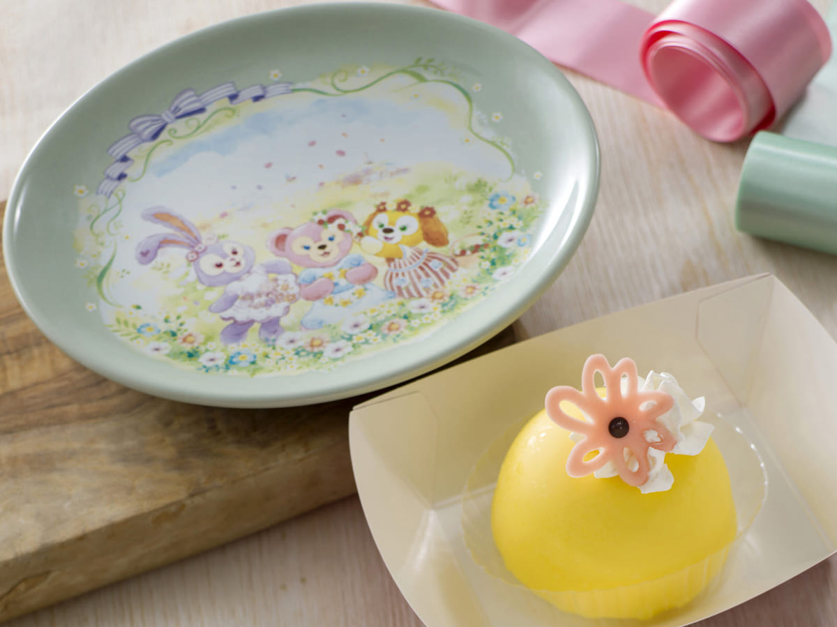 “ダッフィー&フレンズのスプリング・イン・ブルーム”レモンムースケーキ、スーベニアプレート付き