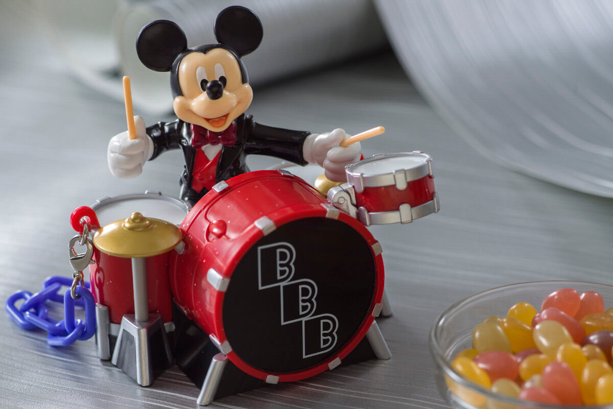 ドラムを演奏するミッキーマウスデザイン 東京ディズニーシー ビッグバンドビート ミニスナックケース Dtimes