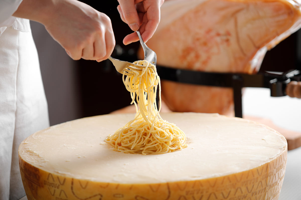グラナパダーノチーズの器で作るスパゲッティ