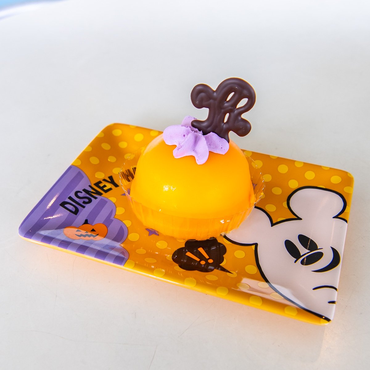 東京ディズニーランド“ディズニー・ハロウィーン2021”オレンジ＆ホワイトチョコムースケーキ、スーベニアプレート付き3