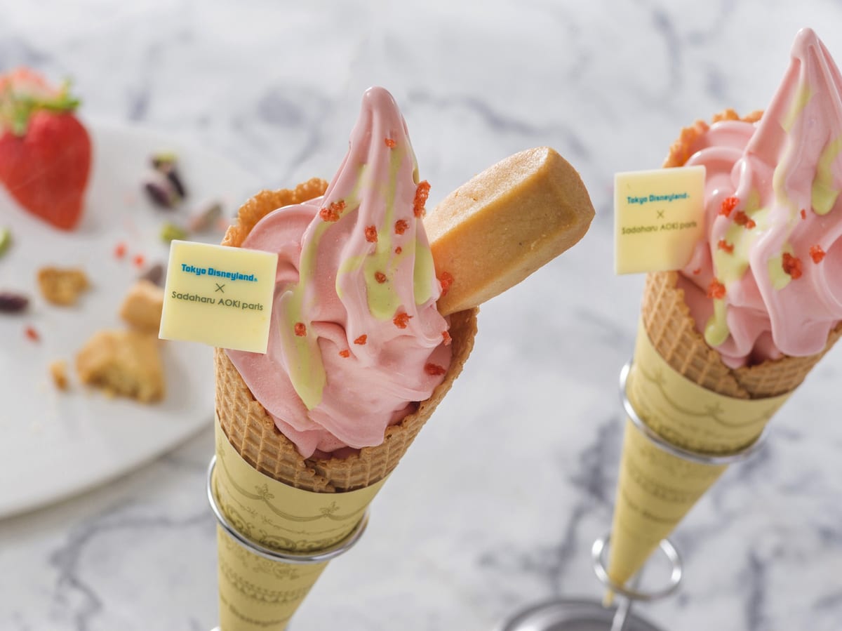 アイスクリームコーン　スペシャルソフトクリーム（ストロベリーホワイトチョコ＆ピスタチオソース）