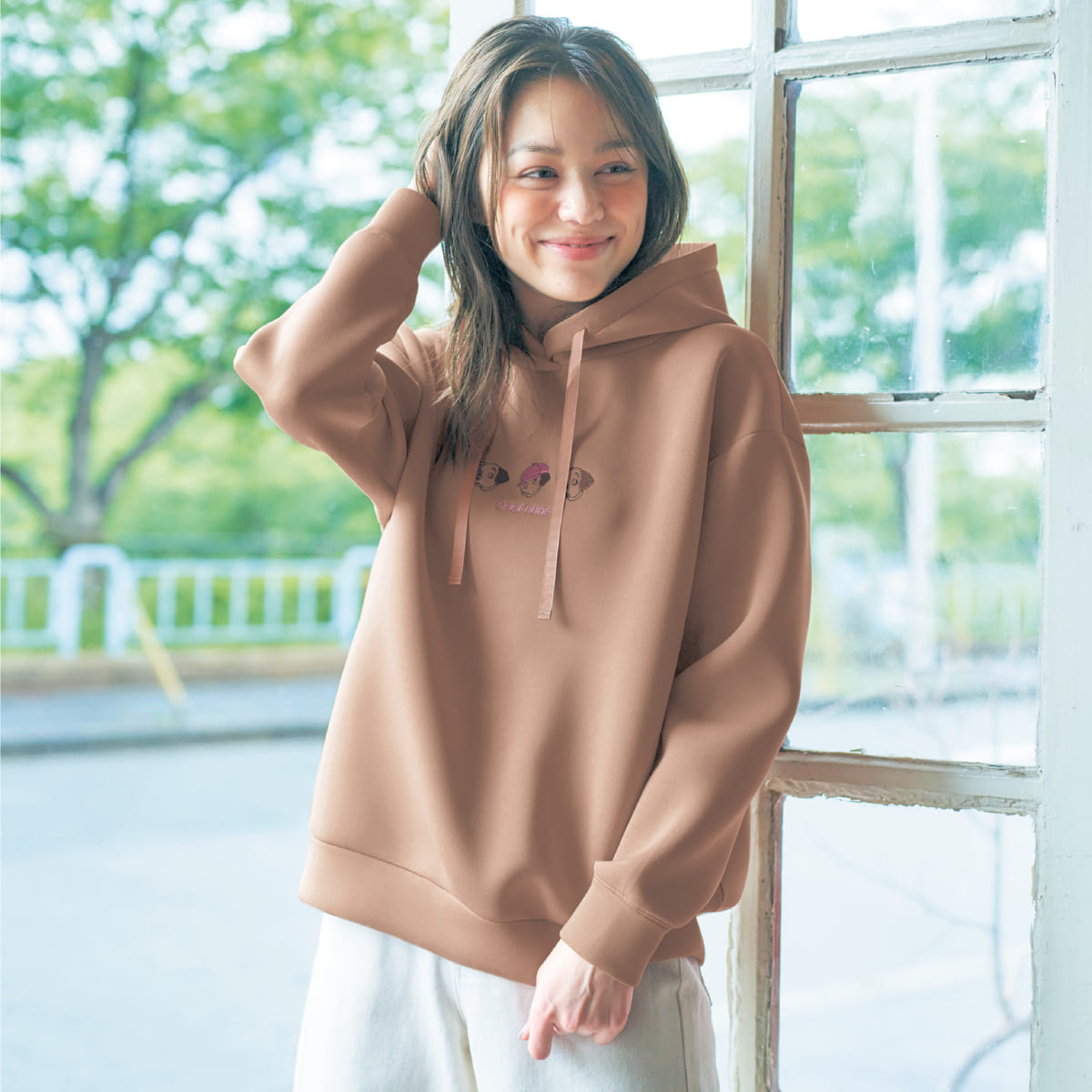 ポイント刺繍がかわいいパーカ
