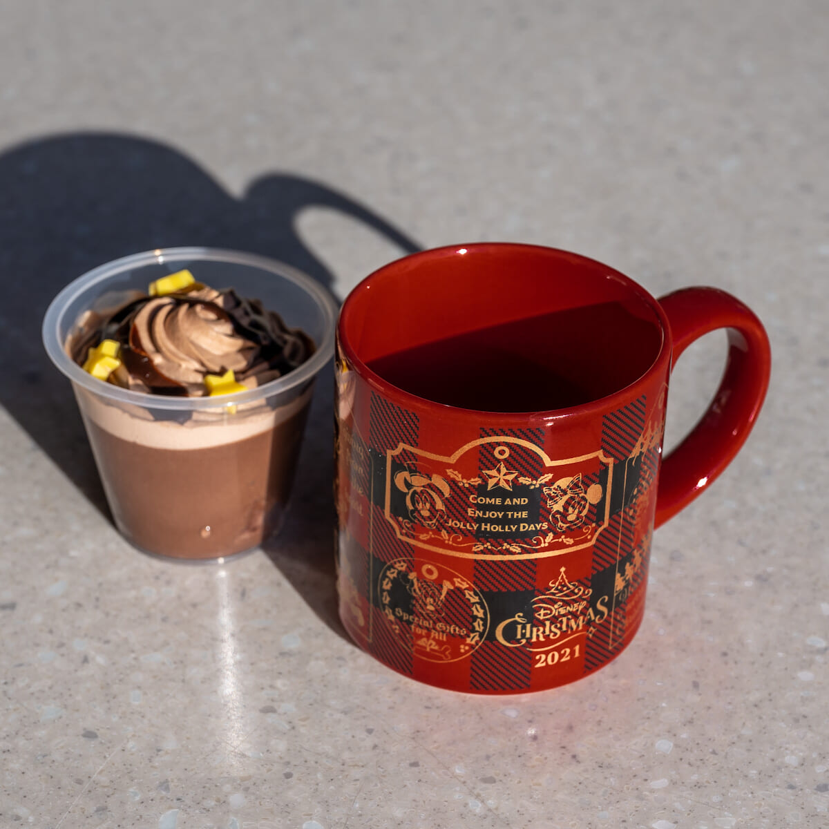 東京ディズニーシー “ディズニー・クリスマス2021”プラリネクリーム＆チョコレートムース、スーベニアカップ付き