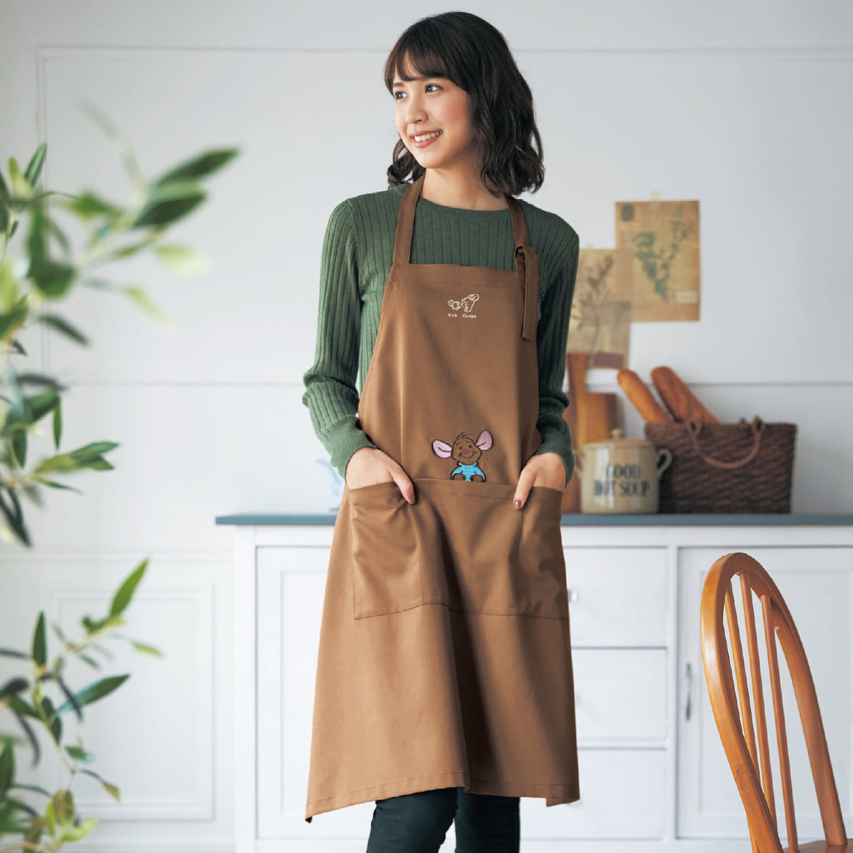 刺繍入りカンガルーポケットエプロン　着用イメージ