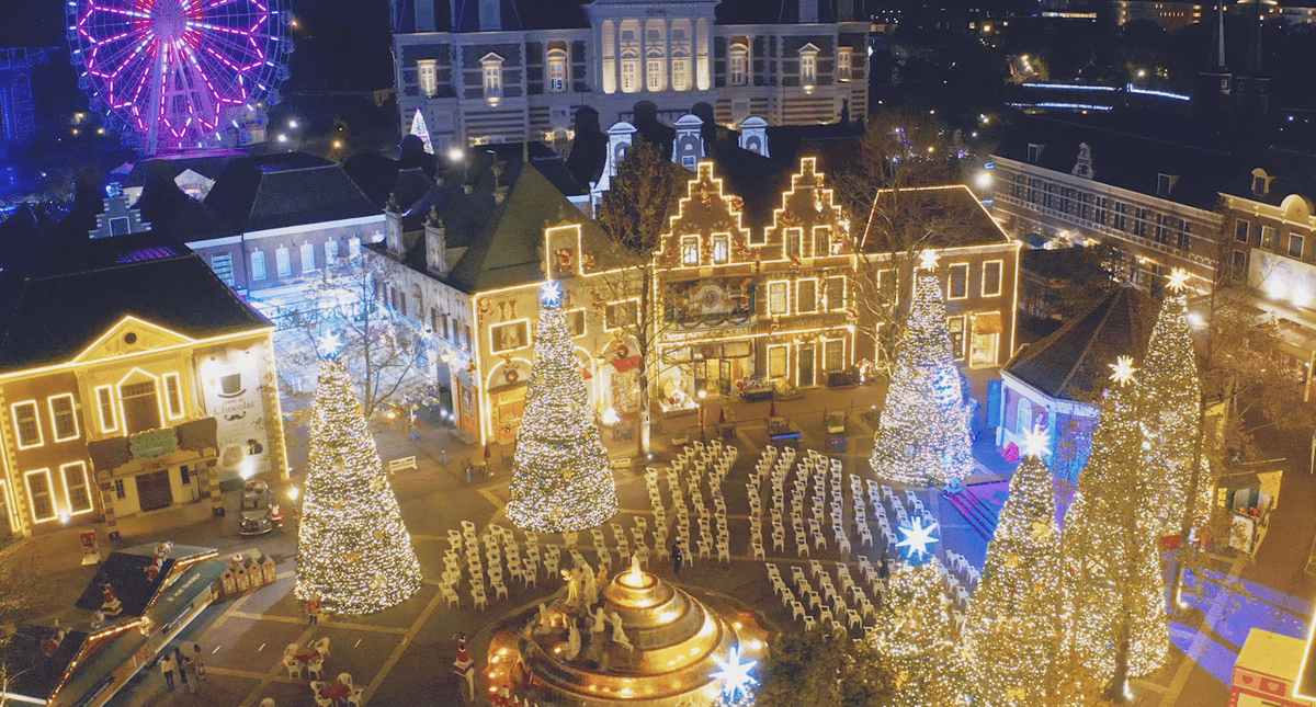 10本の巨大ツリーが目印の「クリスマスタウン」