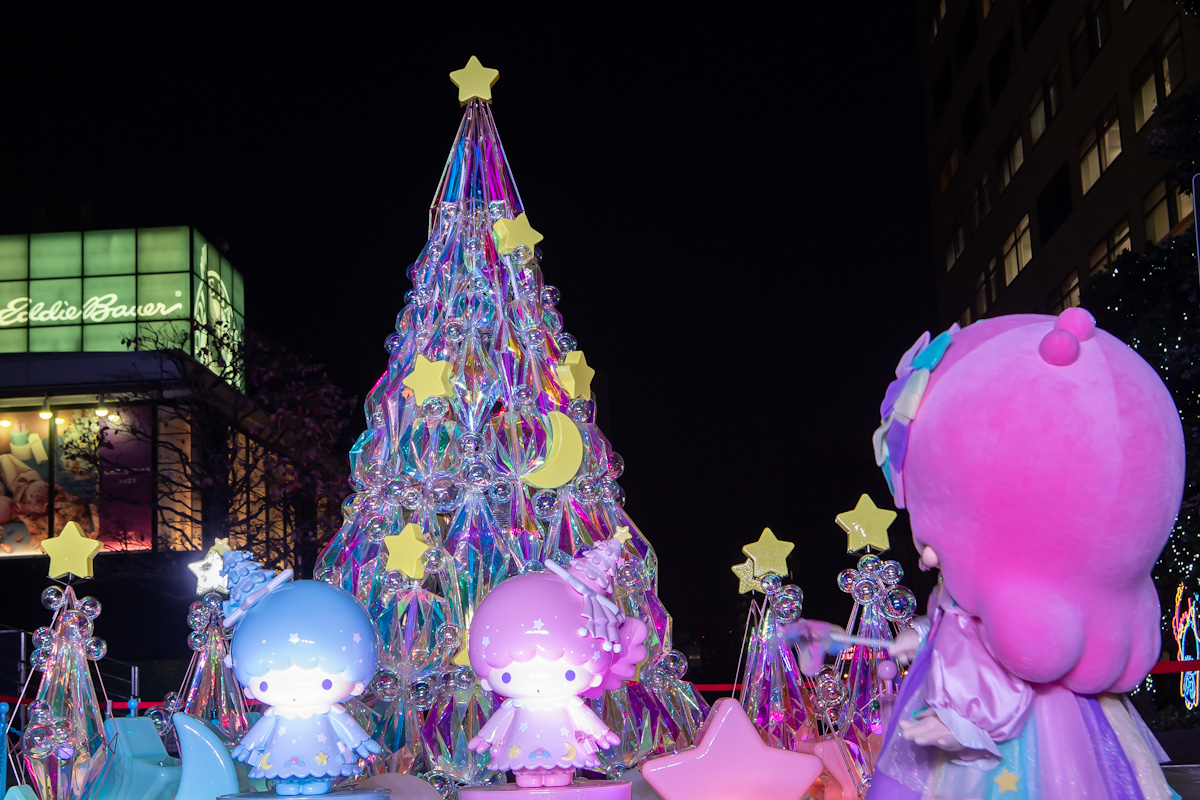 キキ&ララカラーの巨大クリスマスツリーが登場！新宿サザンテラス 